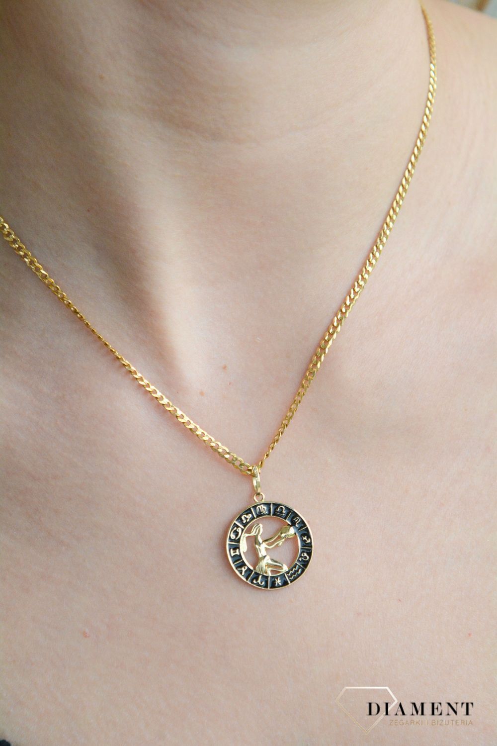 Złota zawieszka 585 znak zodiaku Panna z czarną emalią w kółku ZA 7310C.jpg